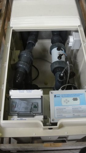 groupe-filtration-piscine-filtrinov-pompe-doseuse-ph-nage-a-contre-courant